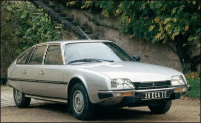 En étant sarcastique, on pourra dire qu'elle a fait vomir des générations de passagers arrières... C'est la Citroën CX, qui tire son nom du coefficient de pénétration dans l'air qui quantifie l'aérodynamisme d'une forme. 
SOS Désinformation, une affirmation fausse se cache ci-dessous.