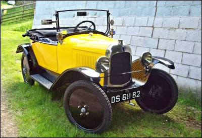 Après avoir lancé son premier modèle, la Type A, Citroën a frappé un grand coup avec le modèle ci-dessous, la Citroën Type C 5CV, alias "Petit citron", "trèfle" ou "cul de poule". Quelle affirmation sur ce modèle est véridique ?