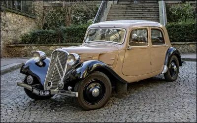Voiture favorite de la police comme des bandits, de la résistance comme de l'occupant, la Citroën Traction Avant, lancée en 1934, est un morceau d'histoire de France. Que peut-on dire de vrai sur la voiture préférée des amateurs de pléonasme ?
