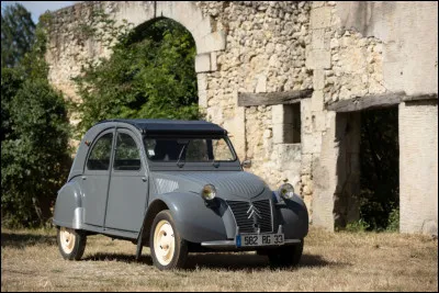 Bien que beaucoup moins vendue que la Cox, la Mini ou même sa concurrente directe, la R4, la deudeuche est la voiture populaire françaises par excellence. Il y a beaucoup de choses à dire sur cette célèbre voiture insolite.... et je viens de dire une énorme idiotie, saurez-vous retrouver l'affirmation erronée ci-dessous ?