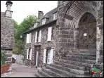 Un si joli village avec ses belles maisons en lave, couvertes d'ardoises ou de lauzes et  la pointe du rocher le chteau d'Anjony avec ses quatre tours rondes.