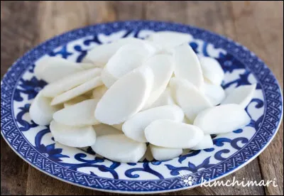 Quelle est cette pâtisserie coréenne fabriquée avec de la farine de riz gluant cuit à la vapeur ?