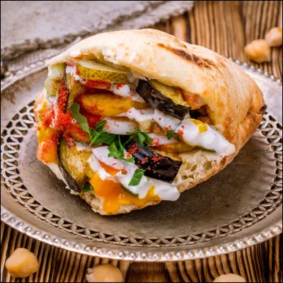 C'est un sandwich très populaire en Israël. Il est composé de pain pita farci aux aubergines sautées et ufs durs.