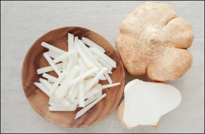 Ce légume se mange sans la peau, en salade ou cuit. Appelé aussi pois patate c'est un légume racine qui était déjà consommé par les Aztèques.