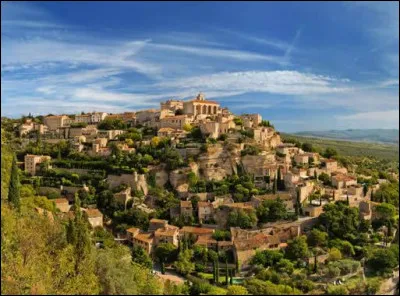 La Provence a également de nombreux trésors. Quel est ce magnifique village perché du Vaucluse, accessible par une route sinueuse et pittoresque, où vous pourrez vous promener dans les ruelles étroites nommées "les calades" ?