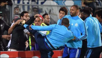 Son passage &agrave; l'OM est notamment marqu&eacute; par son expulsion pour avoir donn&eacute; un coup de pied &agrave; un supporter lors d'un match d'Europa League. Quelle sanction le club phoc&eacute;en a-t-il inflig&eacute;e &agrave; &Eacute;vra ?