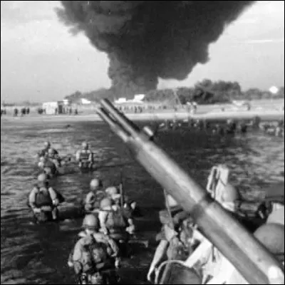 Quelle décennie a été marquée par la guerre de Corée et la crise du canal de Suez ?