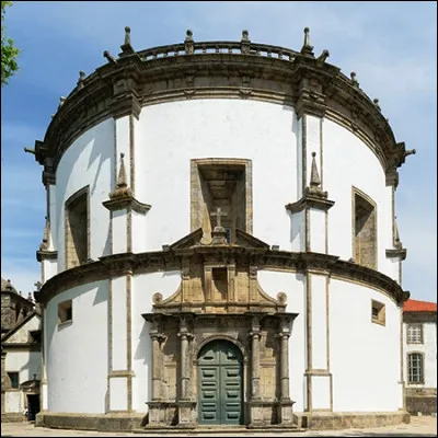 Dans quelle ville portugaise au bord du Douro peut-on admirer le pont Luiz I et le monastère Serra do Pilar ?