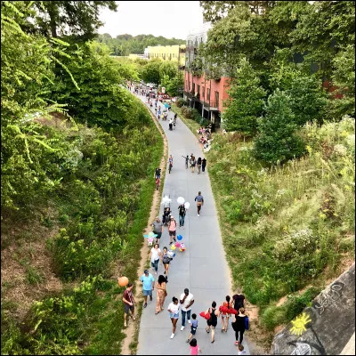 Ville : Comment s'appelle cette promenade construite sur danciennes voies de chemin de fer, où l'on peut voir des uvres dart public et qui est très appréciée des habitants ?