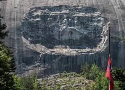 Lieu d'exception : À quelques kilomètres d'Atlanta, se trouve Stone Mountain, la plus grande sculpture au monde de granit. Qui sont les personnages qui y sont représentées ?