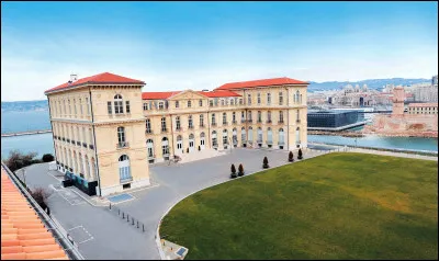 Insolite : Laquelle de ces anecdotes concernant la ville de Marseille est fausse ?