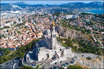 Lieu d'exception : Comment la basilique Notre-Dame-de-la-Garde est-elle surnommée ?