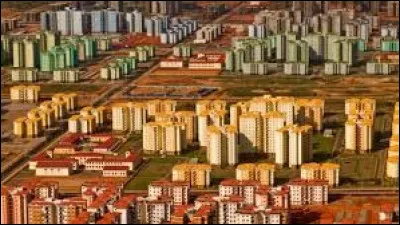 Que dit-on lorsqu'un quartier se construit rapidement ?