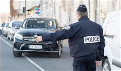 Les flics, c'est un peu comme les champignons. Quand t'en cherches, t'en trouves pas ! Quand t'en cherches pas, t'en as sous les bras !
De qui est cette citation ?