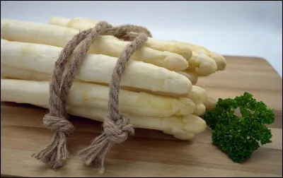 Bientôt des asperges, enfin en avril !
Comment doivent-elles se présenter pour faire preuve de fraîcheur ?