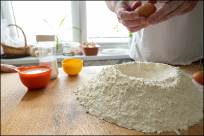 Quel est le nom de ce creux fait au centre d'un tas de farine pour les ingrédients utilisés pour faire la pâte ?