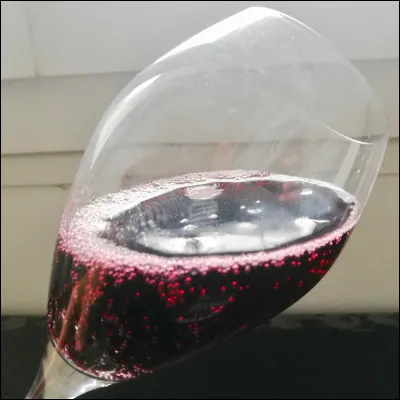 C'est un vin italien pétillant rouge. Il existe également en rosé et en blanc depuis quelques années.