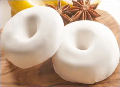 Enrobé d'un glaçage blanc, parfumé au citron ou à l'anis, ce biscuit catalan, tendre et fondant, est délicieux.