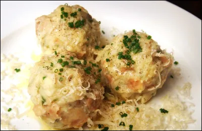Quel est ce plat du nord de l'Italie, d'origine très ancienne, fait de boulettes de pain rassis ?