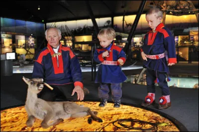 À Ivalo, la porte dentrée du lac Inari, vous pourrez admirer des aurores boréales spectaculaires.
À Inari, vous pourrez visiter le musée sur la culture saami et la nature de Laponie. Dans quel pays ?