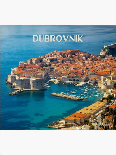 Dans quel pays pouvez-vous visiter cette ville située au sud de la côte dalmate ?