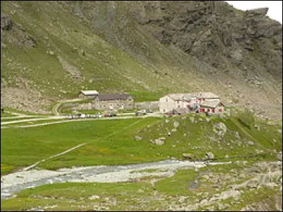 Quel fleuve prend sa source à Pian del Re ?