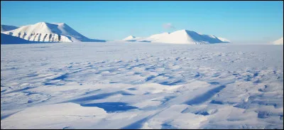 Quel nom donne-t-on à l'immense glacier qui recouvre l'Antarctique ?