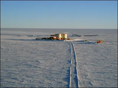 Quel est le nom de cette base franco-italienne implantée sur le plateau continental antarctique ?