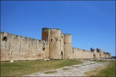 Cette croisade, précédant la septième croisade, fut dirigée par Thibaut IV de Champagne, comte de Champagne et roi de Navarre.
Les croisés ne purent plus utiliser le port de Brindisi, situé en territoire impérial (Saint-Empire romain germanique) en raison des conflits entre le pape et Frédéric II.
Par où embarquèrent-ils donc en août 1239 ?