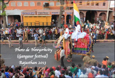 Quelle est cette ville En J, capitale de l'État du Rajasthan, célèbre mondialement pour son Gangaur Festival ?