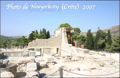 Quel est ce site archéologique en K, située en Crête associé à la légende du palais de 1 000 pièces du roi Minos, site occupé depuis 7 000 ans avant J.-C. ?