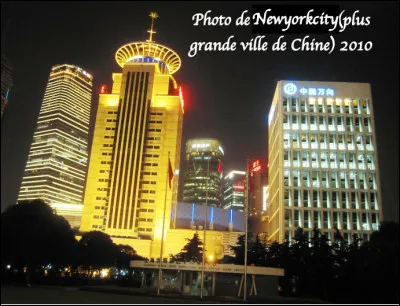 Quelle est cette ville en S, la plus grande de Chine, premier port de containers au monde, cité majeure dans l'économie mondiale et centre financier prépondérant ?