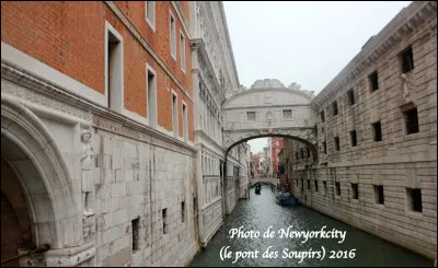 Quelle est cette ville italienne en V, située sur les rives de la mer Adriatique, cité aux 121 îles et 435 ponts ?
