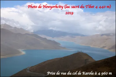 Quel est ce lac sacré du Tibet en Y, situé à 4 440 mètres d'altitude qui s'étend sur 72 km ?