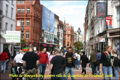 Quelle est cette ville en D, capitale et plus grande ville de l'État d'Irlande ?