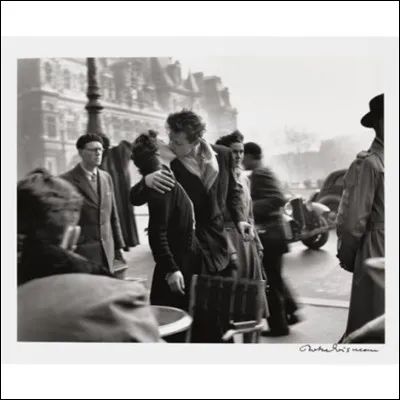 À quel photographe célèbre doit-on "Le Baiser de l'Hôtel de ville"' ?