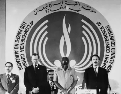 Quelle initiative prend le "Mouvement des non-alignés" réuni à Alger du 5 au 9 septembre 1973 ?