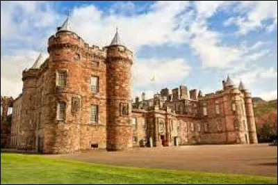 Lieu d'exception : Comment s'appelle ce palais, la résidence officielle du roi lorsqu'il séjourne en Écosse ?