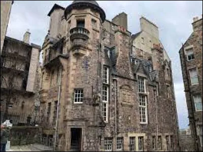 Ville : À qui la ville d'Édimbourg consacre-t-elle de nombreux monuments ?