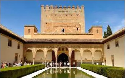 Quelle ville d'Espagne abrite le palais de l'Alhambra ?