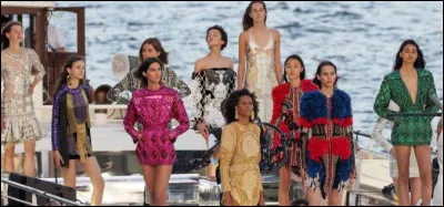 Ce grand couturier s'est aussi imposé comme costumier dans le cinéma et le théâtre. Il est à l'origine des uniformes pour les hôtesses de la sécurité sociale en 1964 etc. Qui est cette chanteuse pour qui Pierre Balmain façonnera le mythique fourreau noir qui lui donnera un style si singulier ?