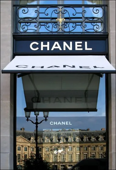 Coco Chanel est la toute première à lancer ses propres parfums et son atelier de bijoux fantaisie. En quelle année, l'iconique Chanel N°5 voit le jour et devient le must du look Chanel ?