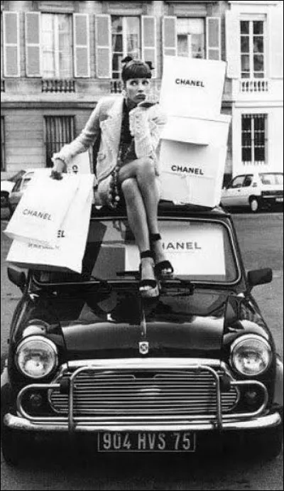 Les créations Chanel sont portées par les plus grandes célébrités comme Romy Schneider, Jackie Kennedy etc. Quelle est celle qui participera à la consécration internationale de la marque en 1957 en déclarant "qu'elle ne porte la nuit que quelques gouttes de Chanel N° 5" ?