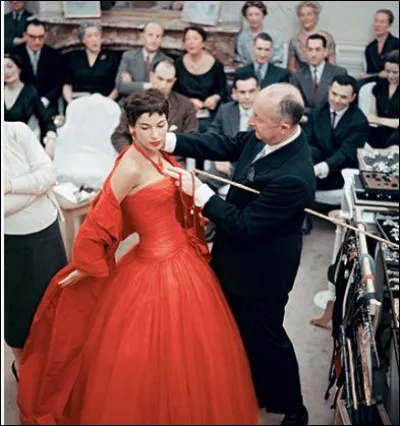 Natif de Granville en Normandie, Christian Dior arrive à Paris à l'époque des Années folles. Il fréquente Jean Cocteau, Max Jacob et bien d'autres. Il débute comme illustrateur en 1937 ; au sein de quel journal ?