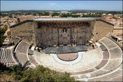 Nous terminons au théâtre antique d'Orange. Surnommée "la cité des princes", elle se situe dans le département ...