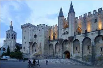 Nous commençons ce quiz devant le palais des Papes, à Avignon. Ville surnommée justement "la cité des papes" et connue notamment pour son pont Saint-Bénézet (où on y danse d'ailleurs), elle se situe ...