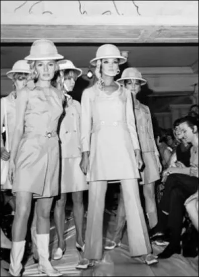 Les parfums Ted Lapidus voient le jour dans les années 1970 et de nombreux partenariats valorisent la griffe. Quel est ce style restant associé à celui qui se définissait comme le "couturier de la rue" ?