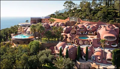 Face à la baie, niché dans le massif de l'Estérel, ce labyrinthe des temps modernes façonné par Pierre Cardin au fil du temps, deviendra vite le paradis de la mode et de l'art. 
Où se situe ce célèbre Palais Bulles ?