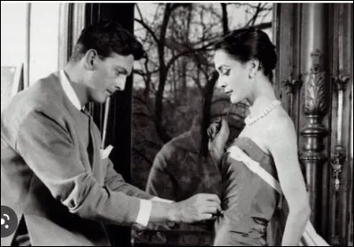 C'est en Picardie qu'il voit le jour, le jeune Hubert de Givenchy. À 17 ans, il part pour Paris et devient apprenti auprès de Jacques Fath, puis auprès d'Elsa Schiaparelli, mais pas seulement. 
Qui a été son maître et ami, celui qui le propulsera jusqu'à devenir une icône internationale ?