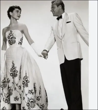 Sa maison voit le jour en 1952. Hubert de Givenchy lance sa première collection à 25 ans : des vêtements de coton. 
Qui est cette actrice incarnant la marque dès 1953 et prêtant son visage gracieusement, par amitié, au tout premier parfum Givenchy dénommé "l'Interdit" ?